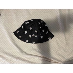 NWT reversible daisy bucket hat